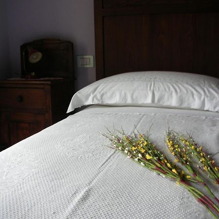Poggio Dei Prugnoli Bed & Breakfast Tavoleto Oda fotoğraf